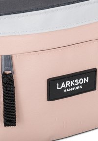 Borsa in tessuto rosa con parte superiore grigia e fascia bianca. Presenta una cerniera, un'etichetta nera con la scritta "LARKSON HAMBURG" e una superficie texturizzata.