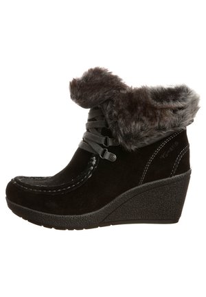 Botín de tobillo negro con cuña y puño de piel sintética, con parte superior de ante, diseño de cordones y suela de goma texturizada.