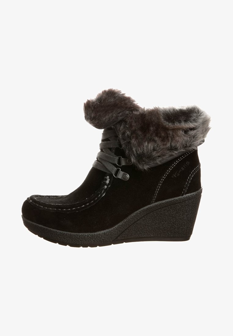 Černé klínové ankle boots s umělou kožešinou na lemu, vyrobené z surové kůže, s šněrovacím designem a texturovanou gumovou podrážkou.