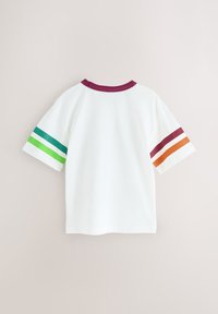 Fehér pamut póló bordó kerek nyakkivágással, rövid ujjakkal, amelyek oldalán zöld, kék és narancssárga csíkok találhatók. Simább textúra.