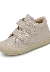 Beige peuterschoen met twee klittenbandsluitingen, textiele bovenkant met een subtiel patroon, ronde neus en een rubberen zool.