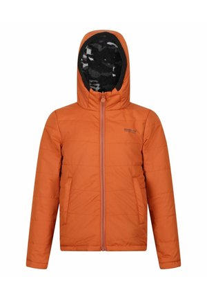 Chaqueta acolchada naranja con capucha, cremallera frontal y dos bolsillos laterales, con forro de forro polar negro y blanco en el interior de la capucha.