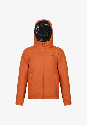 Chaqueta acolchada naranja con capucha, cremallera frontal y dos bolsillos laterales, con forro de forro polar negro y blanco en el interior de la capucha.