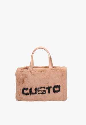 Rechteckige beigefarbene Kunstfell-Handtasche mit zwei kurzen Ledergriffen und auffälliger schwarzer "CUSTO"-Schriftzug auf der Vorderseite.