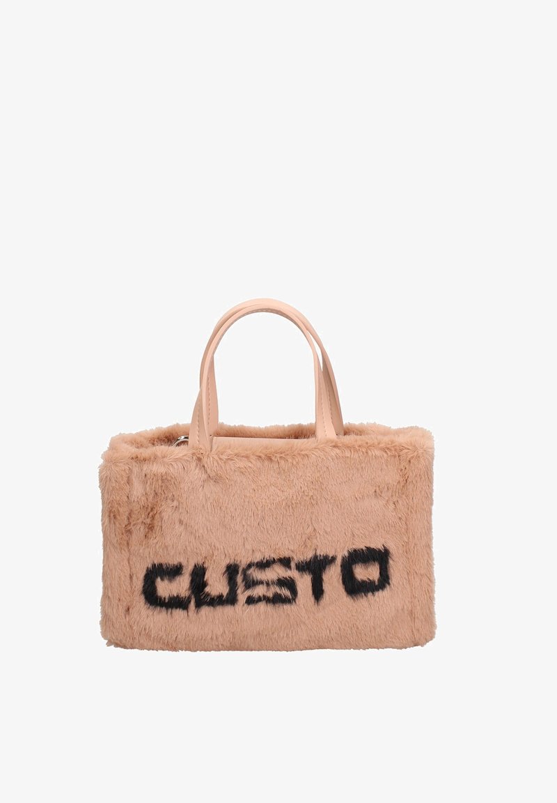 Borsa a forma rettangolare di colore beige in pelliccia sintetica, con due manici in pelle corta e la scritta nera in bold "CUSTO" davanti.