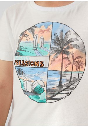 Biała bawełniana koszulka T-shirt z kolorową grafiką przedstawiającą plażową scenę z palmami, deskami surfingowymi oraz napisem "SUNSET SESSIONS" w kolorze pomarańczowym.