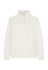 Weißer gerippter Pullover mit hohem Kragen, halbzipper und langen Ärmeln. Der Stoff wirkt weich und strukturiert.