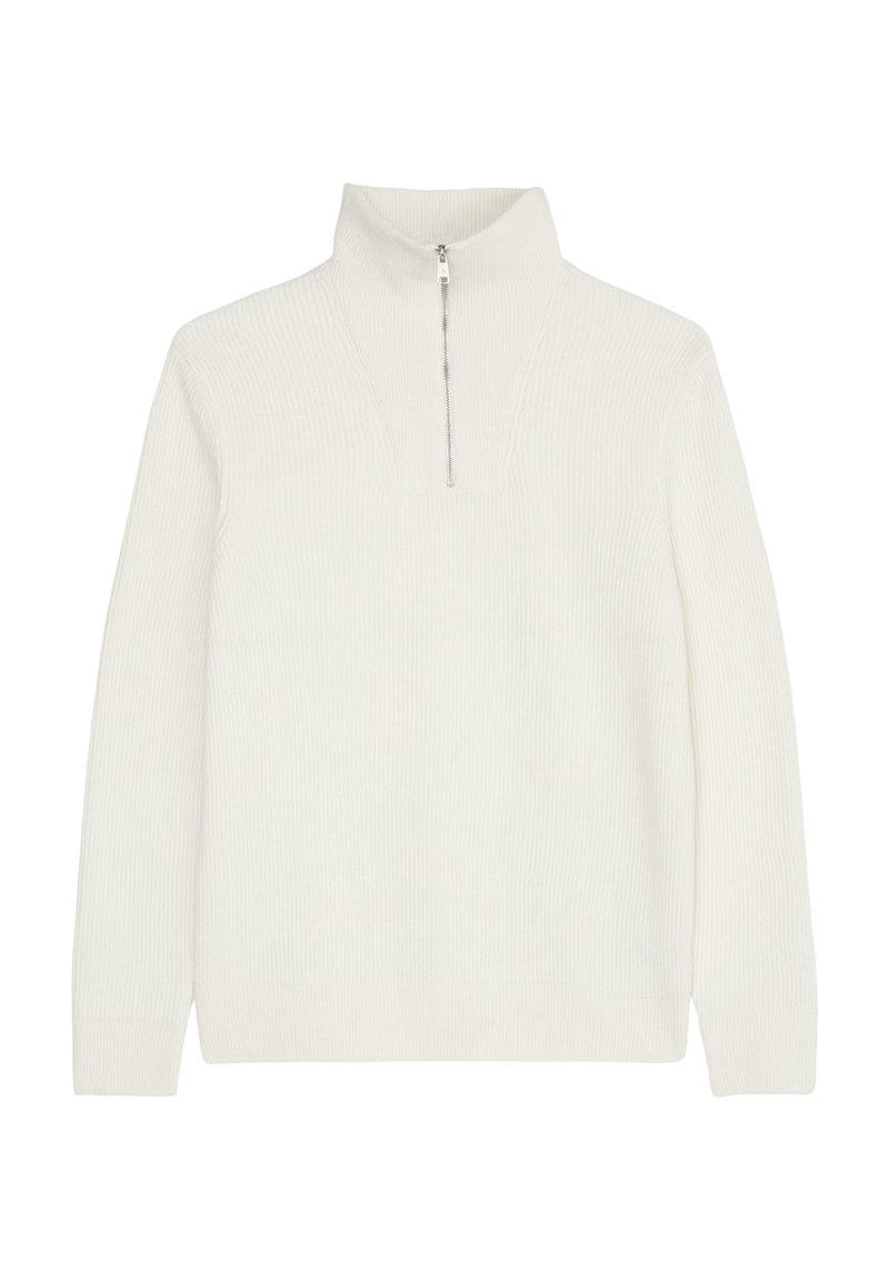 Weißer gerippter Pullover mit hohem Kragen, halbzipper und langen Ärmeln. Der Stoff wirkt weich und strukturiert.