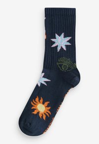 Tamsiai mėlynas medvilninis kojinė su raišteliu ir spalvingais dangaus raštais: žvaigždėmis, saule ir akies dizainu rožine, oranžine ir žalia spalvomis.