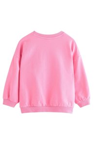 Vaaleanpunainen collegepaita, jossa on pyöreä kaula-aukko, pitkät puhvihihat ja joustavat hihansuut. Sileä pinta, rento istuvuus ja ei näkyviä kuvioita tai yksityiskohtia.