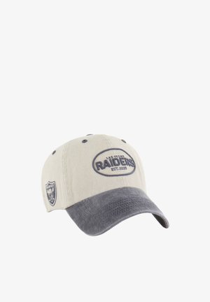 Baseballkappe mit beiger Krone und grauem Schirm, mit der Stickerei "Las Vegas Raiders EST. 2020" und einem Raiders-Logo auf der Seite.