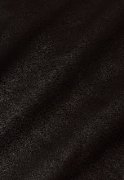 Dunkelbraunes Leder mit einer strukturierten Oberfläche, das subtile Maserungsmuster aufweist. Das Material wirkt weich und leicht zerknittert.