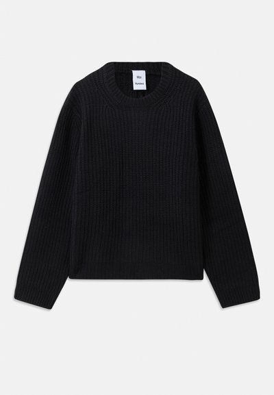 Maglione nero a collo rotondo in maglia con maniche lunghe e texture a coste, disteso su uno sfondo bianco.
