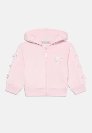 Sudadera rosa con cremallera hecha de tejido suave, con capucha, lazos decorativos en las mangas y detalles de encaje en los hombros.