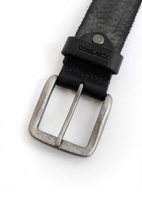 Schwarzer Leder-Gürtel mit einer gebürsteten metallenen rechteckigen Schnalle und einem Lederband mit strukturierter Oberfläche. Mit eingeprägtem Logo.