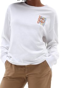 Weißes Langarm-T-Shirt aus Baumwolle, mit einem mehrfarbigen Grafikdruck auf der oberen linken Seite, locker geschnitten und mit gerippten Bündchen.