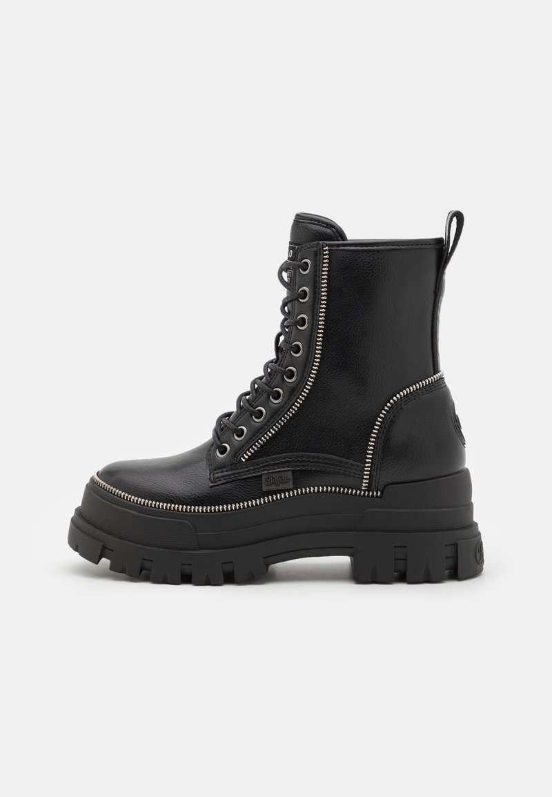 Černé kožené kotníkové boty s masivní gumovou podrážkou, vybavené šněrováním vepředu, bočním zipem a stříbrnými zipovými detaily.