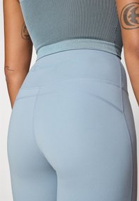 Champion TRAINING FLARE LEGGINGS INTERLOCK - Leggings - light blue