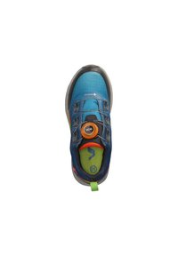 Scarpa sportiva blu con tomaia testurizzata, sistema di regolazione BOA per adattamento, soletta verde e suola in gomma grigia; presenta dettagli arancioni.