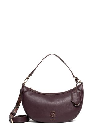Borsa in pelle bordeaux scuro con design curvo, accessori dorati e una tracolla regolabile con motivo. Include un piccolo tag su un lato.
