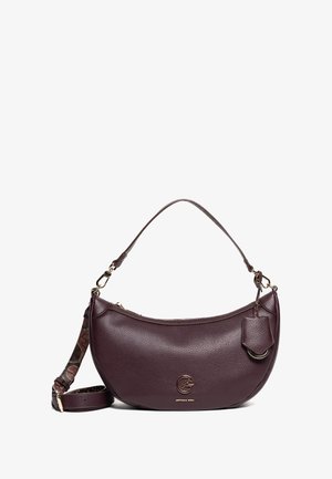 Borsa in pelle bordeaux scuro con design curvo, accessori dorati e una tracolla regolabile con motivo. Include un piccolo tag su un lato.
