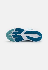 Semelle de chaussure de sport Nike présentant une surface en caoutchouc texturé bleu avec des accents blancs, montrant un motif de semelle distinctif pour une meilleure adhérence.
