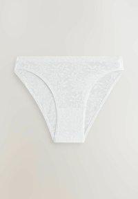Witte kanten bikini slips met bloemmotieven, een gladde textuur en een middelhoge snit met een subtiele elastische tailleband.