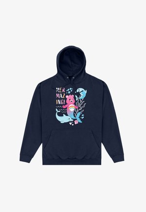Granatowy hoodie z graficznym nadrukiem na przodzie, przedstawiającym różowego morskiego niedźwiadka, dwa jasnoniebieskie delfiny, koralowce oraz napis "MERMAZING!" w kolorowych literach.