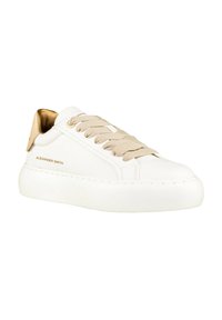 Sneaker in pelle bianca con accenti beige e tab in oro sul tallone. Presenta lacci abbinati e una robusta suola in gomma bianca. Branding sottile presente.
