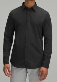 Camicia nera a maniche lunghe con bottoni, realizzata in tessuto liscio, con colletto classico, bottoni frontali e orlo arrotondato.