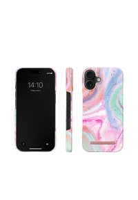Plastdeksel til telefon med marmorert design i rosa, grønn og blå nyanser med en glatt tekstur, tilpasset en smarttelefonmodell. Synlig logo som detaljer.