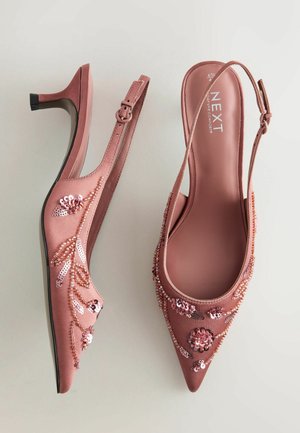 Rosenpink slingback hæle i satin med spidse tæer, pyntet med pailletter og perler, med en slank hæl og justerbar ankelrem.