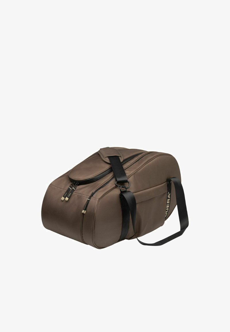 Sac de sport souple marron avec bandoulière noire réglable et poches zippées doubles sur fond blanc.