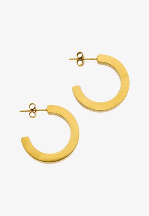 Pár fényes aranyfém félkör alakú karika fülbevaló, poszt háttal, fehér háttéren.