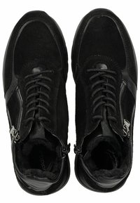 Scarpe alte nere in suede e pelle, con lacci anteriori e dettaglio con zip, e una fodera interna morbida per il massimo comfort.