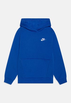 Niebieska bluza z kapturem wykonana z mieszanki bawełny. Posiada przednią kieszeń kangurka, ściągacze przy mankietach i u dołu oraz biały logo Nike na piersi.