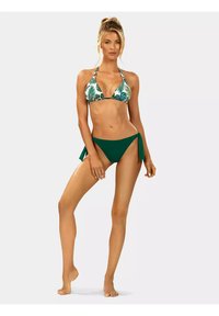 Zestaw bikini z zielonymi majtkami i topem na halterze, pokrytym białym materiałem z zielonymi wzorami liści, o gładkiej fakturze.