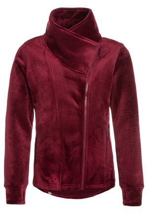 Głęboko czerwona polarowa kurtka z asymetrycznym zapięciem na zamek z przodu, wysokim kołnierzem, długimi rękawami i zamykanymi na zamek kieszeniami po bokach.