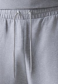 Graue Jogginghose mit Kordelzugverschluss, geripptem Bund und strukturiertem Stoff mit weichem Finish.