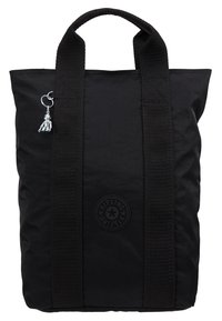 Zwarte draagtas gemaakt van duurzaam textiel, met stevige gevlochten handvatten, een rond logo-embleem en een klein zilveren sleutelhangeraccent.