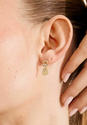 Kuldse tooniga ripats-kõrvarõngad, millel on ristkülikukujuline post ja ümmargune ripats, tekstureeritud detailid ning läbipaistev kivike.