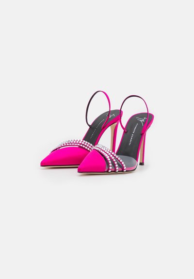 Sapatos de salto alto em cetim rosa, com slingback e bico pontiagudo, apresentando embellishments em cristal e uma palmilha preta.