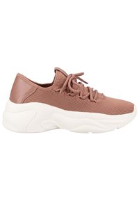 Zapatillas de malla color rosa con una capellada de cuero liso en el talón, diseño de cordones, suela blanca gruesa y parte superior texturizada. Adecuadas para un uso casual.