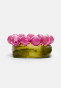 Due anelli: un anello con perline rosa traslucide impilato sopra un elegante anello verde oliva lucido, caratterizzato da texture lisce e forme arrotondate.