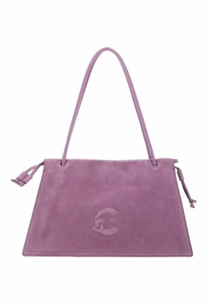 Borsa trapezoidale in camoscio lavanda con sottile tracolla arrotondata, nodi decorativi ai lati e logo circolare in rilievo al centro.