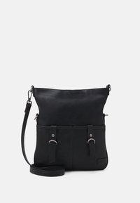 Černá kožená kabelka přes rameno s nastavitelným popruhem, předními kapsami zabezpečenými popruhy s kovovými kroužky a patentními knoflíky a nenápadnou logovou nášivkou.