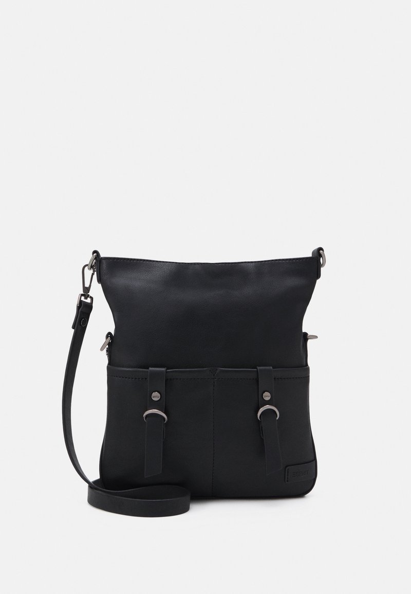 Černá kožená kabelka přes rameno s nastavitelným popruhem, předními kapsami zabezpečenými popruhy s kovovými kroužky a patentními knoflíky a nenápadnou logovou nášivkou.