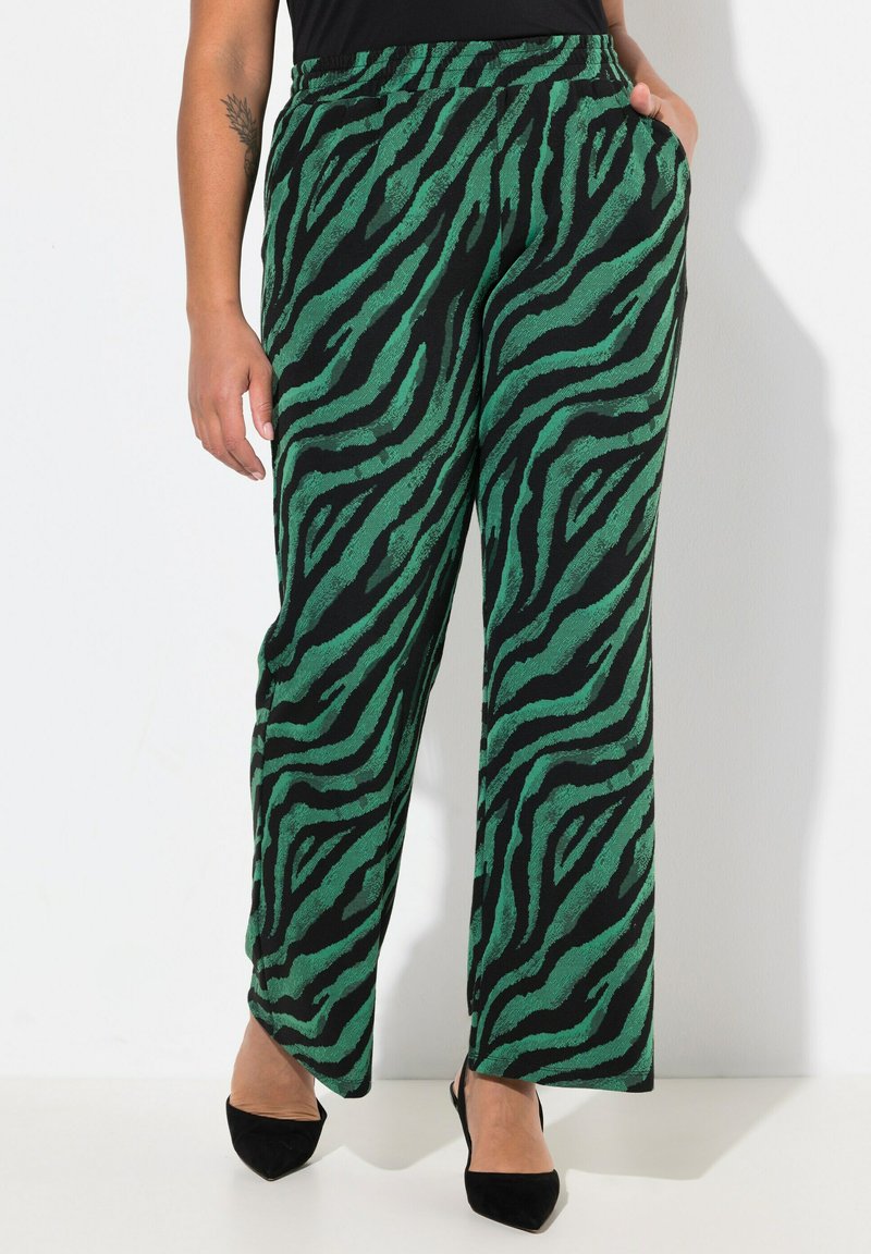 Gröna och svarta tigerstrimmiga vida byxor med elastisk midja och sidofickor, tillverkade av ett mjukt, texturerat tyg.