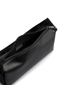 Czarny skórzany woreczek z zamknięciem na zamek, mający gładką powierzchnię i siatkowy akcent. W środku widoczny jest prosty design z wewnętrzną metką.