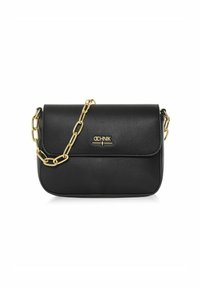 Czarna skórzana torebka na ramię z złotym łańcuszkiem, prostokątny kształt, gładka faktura, zapięcie na klapkę oraz złoty emblemat marki.